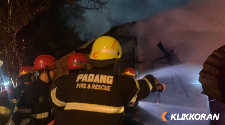 Kebakaran di Jalan Sutan Syahrir, Kelurahan Mata Air, Kecamatan Padang Selatan, Kota Padang (26/12/2023). (Foto: Istimewa)