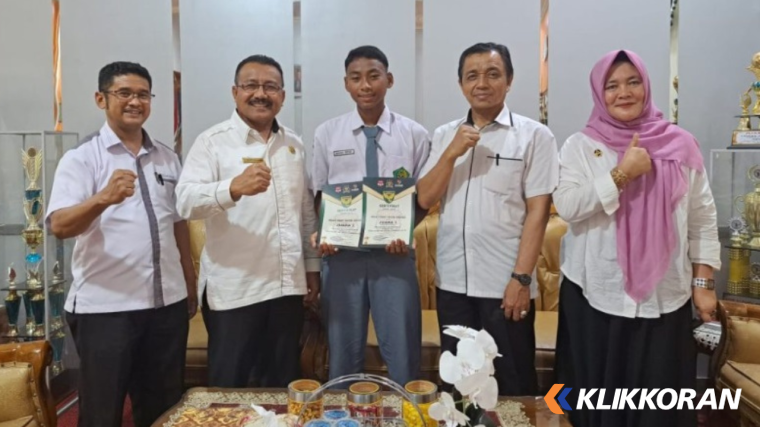 Azzakri Fatiha seorang siswa dari Madrasah Aliyah Negeri (MAN) 2 Kota Padang berhasil memperoleh prestasi gemilang dalam ajang Kejuaraan Nasional (Kejurnas) Street Soccer Pangdam Cup Sriwijaya ke-II. (Foto: Man 2 Kota Padang)