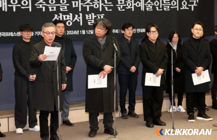 Konferensi Pers Kematian Lee Sun Kyun oleh Sutradara Bong Joon Ho dan Jang Hang Joon serta beberapa selebriti lain seperti Kim Eui Sung &amp; Choi Deok Moon serta Yoon Jong Shin (foto: Etnews/Wowkeren)