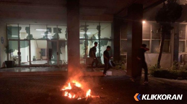 Aksi bakar ban hingga pecahkan kaca oleh pendemo di Universitas Bung Hatta kota Padang. (Foto: Padang.tribunnews.com)