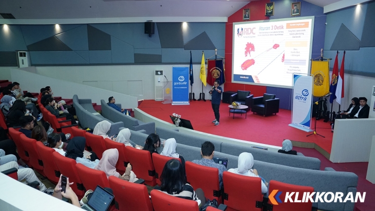 The Real Driving Center (RDC) Trainer, Marcell Kurniawan di tengah penyampaiannya memberikan edukasi defensive driving di Fakultas Ilmu Administrasi, Universitas Indonesia (UI) (21/11).