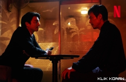 Lee Jung Jae dan Gong Yoo dalam series Squid Game 2 (foto: Netflix)