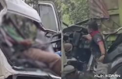 Kecelakaan mobil boks dan truk di Jalan Lintas Padang-Solok.