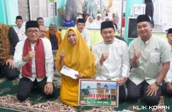 Penyerahan bantuan  oleh Walikota Padang Hendri Septa, kepada pengurus Musala Nurul Ikhlas di RT 04 RW 06, Kelurahan Sawahan, Kecamatan Padang Timur. (Foto: Istimewa)