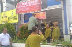 Bapenda Kota Padang bersama SK-4 kembali memasangkan stiker, yang telah dibongkar oknum tidak bertanggungjawab. (Istimewa)