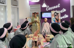 Suasana demo Make Up Emina Cosmetics bersama Mahasiswa Unand. (Foto: Istimewa)