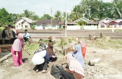 Antusias masyarakat Padang Pariaman tengah Goro Baro di sekitar lapangan voli dan Stasiun Kayutanam. (Istimewa)