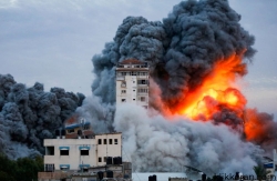 Ilustrasi gedung di Gaza dibom oleh Israel. (Foto: katadata.com)