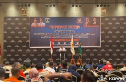Ketua KONI Sumbar Ronny Pahlawan memberikan kata sambutan pada kegiatan Bimbingan Teknis di Hotel The ZHM Premiere Padang. (Foto: Klikkoran.com)