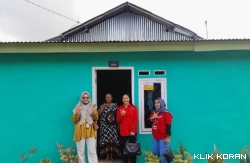 Elda Misdof selaku calon legisaltif (Caleg) dapil 4 nomor urut 3 berfoto bersama dengan masyarakat di Kelurahan Koto Baru Nan XX yang menerima bantuan bedah rumah. (Foto: Istimewa)