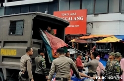 Penertiban PKL di Pasar Raya Padang oleh Satpol PP dan Dinas Perdagangan Padang. (Foto: Istimewa)