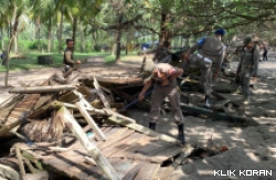 Petugas Satpol PP Padang tengah membongkar sejumlah pondok di Padang. (Foto: Istimewa)