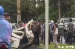 Mobil minibus kecelakaan di kawasan Bandara Internasional Minangkabau. (Foto: tangkapan layar Instagram @infosumbar)