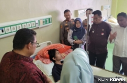 Pemeriksaan Warga Padang yang mengalami keracunan makanan. (Foto: Sumbarkita)