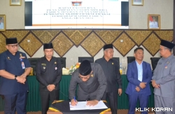 Ketua DPRD Padang menandatangani Ranperda APBD Kota Padang 2024