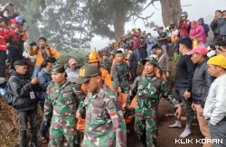 Proses Evakuasi korban Gunung Marapi. (Foto: Basarnas Padang)