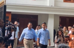 Gibran Rakabuming Raka dan Prabowo Subianto saat hendak mendaftar ke KPU, Rabu (25/10/2023) pagi. (Foto: Kompas.com)