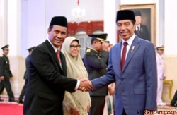 Presiden Joko Widodo secara resmi melantik Andi Amran Sulaiman sebagai Menteri Pertanian.