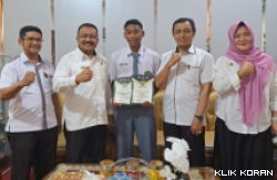Azzakri Fatiha seorang siswa dari Madrasah Aliyah Negeri (MAN) 2 Kota Padang berhasil memperoleh prestasi gemilang dalam ajang Kejuaraan Nasional (Kejurnas) Street Soccer Pangdam Cup Sriwijaya ke-II. (Foto: Man 2 Kota Padang)