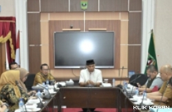 Gubernur Sumbar Mahyeldi Ansharullah bersama Bupati Tanah Datar Eka Putra di Istana Gubernur Sumbar, pada anggal 22 Januari 2024.