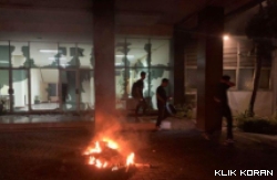 Aksi bakar ban hingga pecahkan kaca oleh pendemo di Universitas Bung Hatta kota Padang. (Foto: Padang.tribunnews.com)