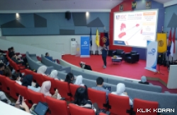 The Real Driving Center (RDC) Trainer, Marcell Kurniawan di tengah penyampaiannya memberikan edukasi defensive driving di Fakultas Ilmu Administrasi, Universitas Indonesia (UI) (21/11).