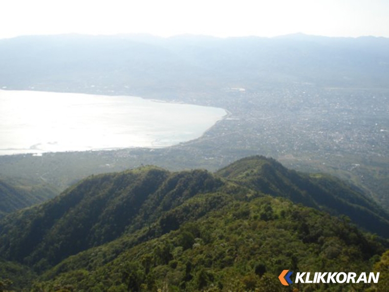 Indahnya pemandangan Gunung Gawalise (foto: TripTrus)