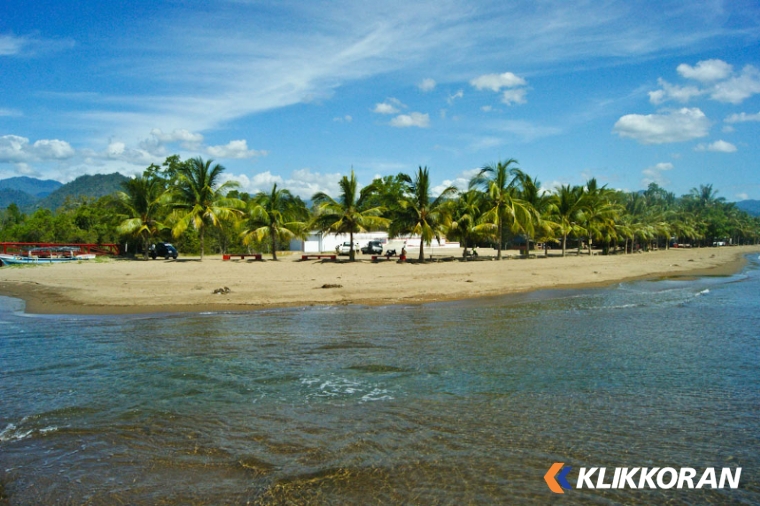 Pantai Lakban Ratatotok (foto: KSMTour)