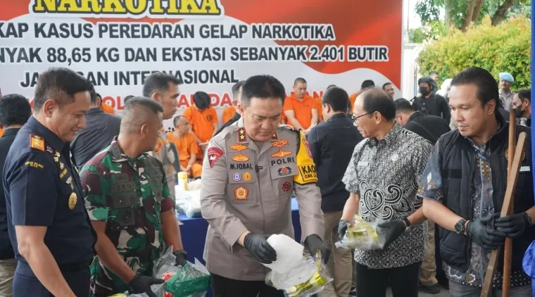 Kapolda Riau, Irjen Pol Mohammad Iqbal saat memusnahkan narkoba jenis sabu di Mapolda Riau.(san)