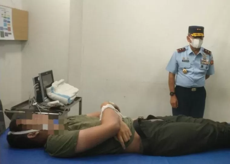 Tiga Anggota TNI Tersambar Petir saat Berteduh Sambil Main Ponsel