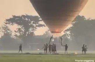 Balon udara berekor petasan meledak di Ponorogo. (Foto: J News)