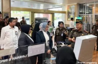 Kajari Pekanbaru saat memperkenalkan sarana prasarana yang ada di Kejari Pekanbaru guna menunjang pelayanan pada masyarakat.(ist)