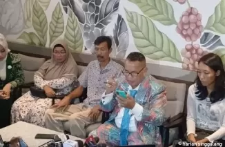 Hotman Paris bersama keluarga Vina. (Foto: Kompas.com)