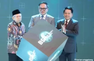 Direktur Utama BSI Hery Gunardi (kanan) bersama Wakil Presiden RI KH Ma'ruf Amin (kiri), Wakil Menteri BUMN Kartika Wirjoatmodjo (tengah) saat seremoni pembukaan BSI International Expo di JCC Senayan Jakarta, Kamis (20/06).(ist)