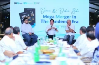 Direktur Utama BSI Hery Gunardi (tengah) didampingi Direktur Keuangan & Strategi BSI Ade Cahyo Nugroho (kanan) dan Chief Economist BSI Banjaran Surya Indrastomo (kiri) saat acara  Diskusi Buku "Mega Merger In The Pandemic Era.(ist)