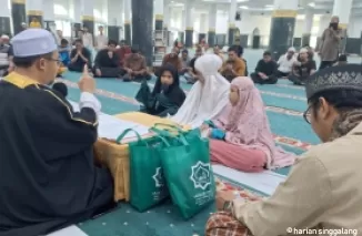 Begini detik-detik mualaf di Masjid Agung Annur Riau di Pekanbaru.(ist)