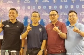 CEO PSPS Pekanbaru, Effendi Syahputra (dua kanan).(ihsan)