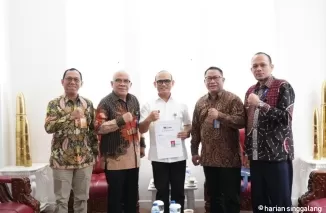 Dirut Bank Mandiri Taspen, Elmamber Sinaga, Dirut ASABRI, Wahyu Suparyono, Penerima Pensiunan Pertama, Letjen TNI (Purn.) Dr. Jonni Mahroza, SIP, MA, MSc, PhD, Komut ASABRI, Fary Djemy Franscis, da Dir Hubungan Kelembagaan ASABRI, Khaidir Abdurrahman.(*)
