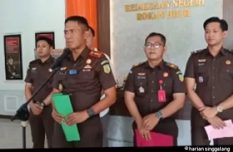 Kajari Andi Adikawira Putera didampingi Kepala Seksi (Kasi) Intelijen, Yopentinu Adi Nugraha dan Kasi Tindak Pidana Khusus (Pidsus) Misael Asarya Tambunan