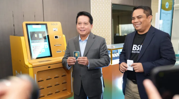 Direktur Utama PT Bank Syariah Indonesia Tbk (BSI) Hery Gunardi didampingi Direktur Sales &amp; Distribution BSI Anton Sukarna menunjukkan layanan Bank Emas diantaranya BSI Emas Digital, BSI Gold dan layanan cetak emas melalui ATM Emas.(ist)
