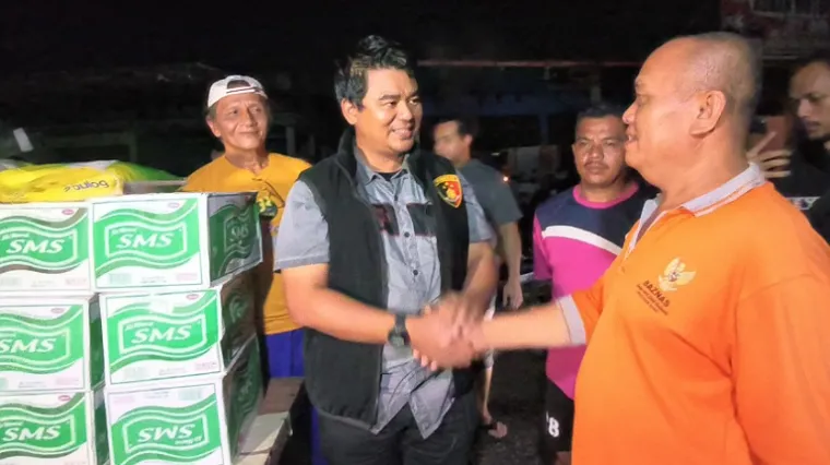 Polisi Susuri Banjir Sri Meranti, Salurkan Bantuan dan Jaga Keamanan Warga