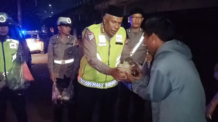 Tim Sahur On The Road Ditlantas Polda Riau Sambangi Pengungsi Banjir di Rumbai Pesisir