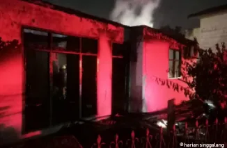 Diduga Korsleting Listrik, Sebuah Rumah di Payung Sekaki Hangus Terbakar