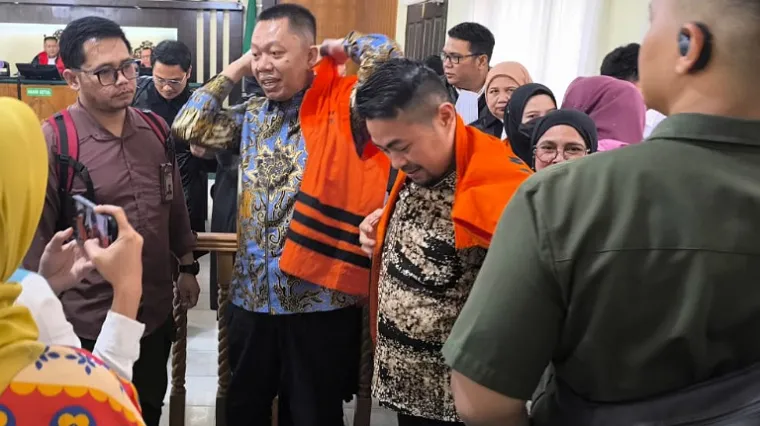 Risnandar Mahiwa dan Indra Pomi usai menjalani sidang perdana pembacaan dakwaan dari JPU