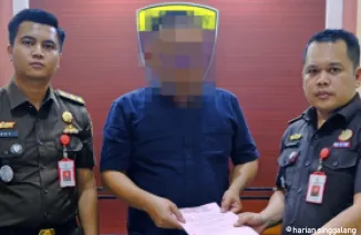 Salah satu keluarga terpidana Karlina menyerahkan bukti pengembalian uang
