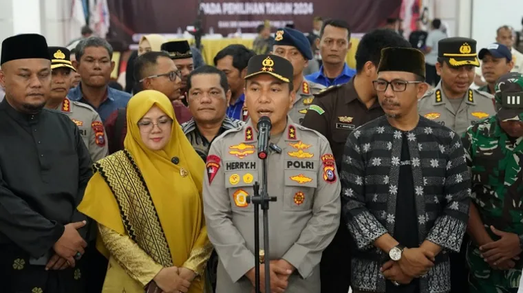 Kapolda Riau, Irjen Pol Herry Heryawan di dampingi Afni Zulkifli, dan Syamsurizal