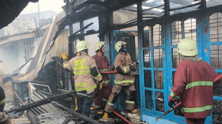 Petugas pemadam Kebakaran saat berjibaku dengan sijago merah