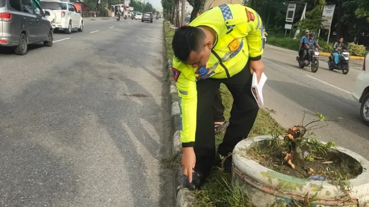 Personel Lantas Polresta Pekanbaru saat olah TKP