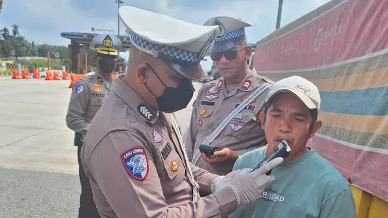 Petugas Ditlantas Polda Riau saat melakukan pengecekan terhadap supir yang terjaring razia