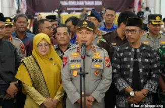 Kapolda Riau, Irjen Pol Herry Heryawan di dampingi Afni Zulkifli, dan Syamsurizal
